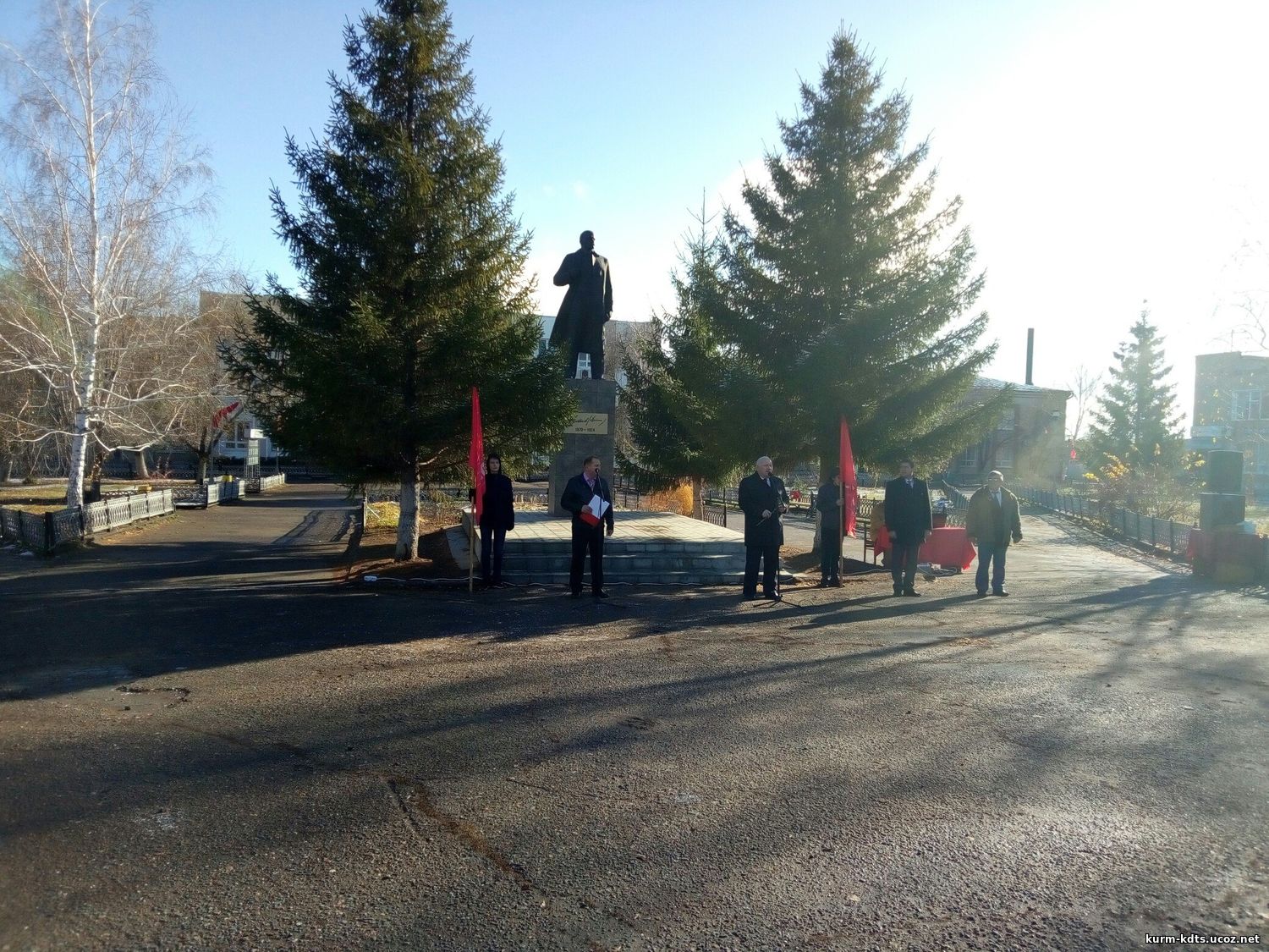 Погода оренбургская область курманаевский. Памятник Ленину Курманаевка. Курманаевка Оренбургская область. ДК Курманаевка.